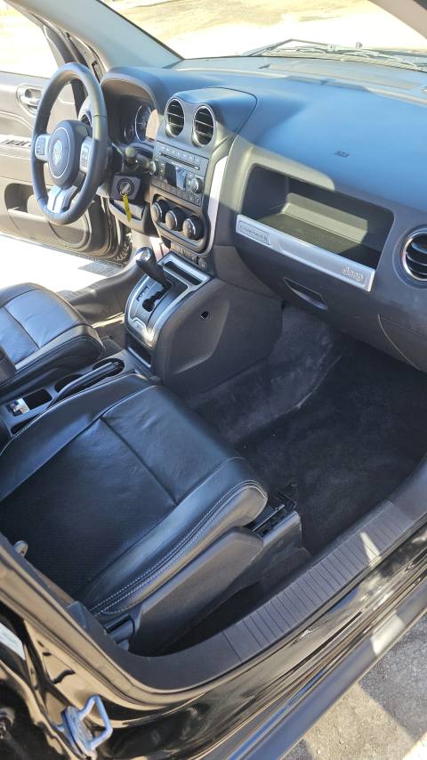 Vehicle photo 12