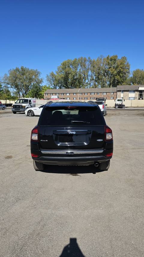 Vehicle photo 8