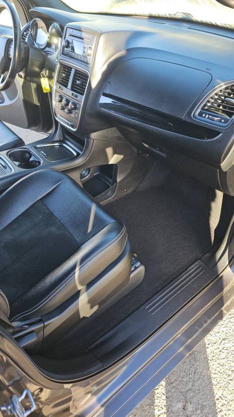 Vehicle photo 12
